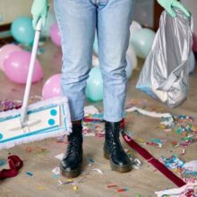 Unordnung nach einer Party beseitigen